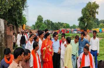 bjp mla sadhana singh review developmet in chandauli भाजपा विधायक साधना सिंह ने अधिकारियों के साथ किया निरीक्षण, कहा विकास कार्यों में आयेगी और तेजी