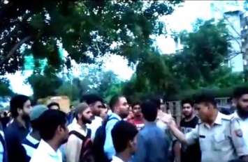 Zomato delivery boy who was going to deliver food died in an bus accid VIDEO: खाना डिलीवर करने जा रहे जोमैटो के डिलीवरी ब्वॉय को बस ने रौंदा