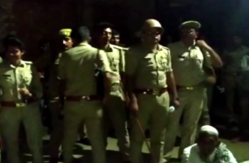 news सपा नेता के घर पूछताछ करने पहुंची पुलिस तो पिता की अचानक ऐसे हो गई मौत, गांव में भारी पुलिस बल तैनात- देखें वीडियाे