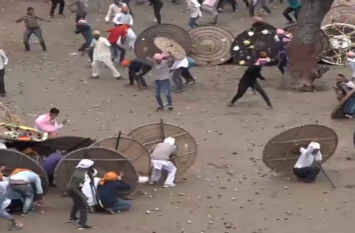 bagwal festival at champawat uttarakhand 100 injured in stone throwing भगवान को प्रसन्न करने के लिए चढ़ाया जाता है खून, एक-दूसरे को पत्थरमार कर किया जाता है ये काम