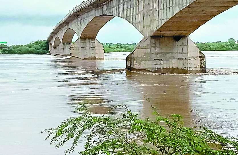 parvati river sheopur RED ALERT: श्योपुर जिले में बाढ़ से हालात, चंबल-पार्वती में उफान, टापू बने दो गांव, दो दर्जन में अलर्ट