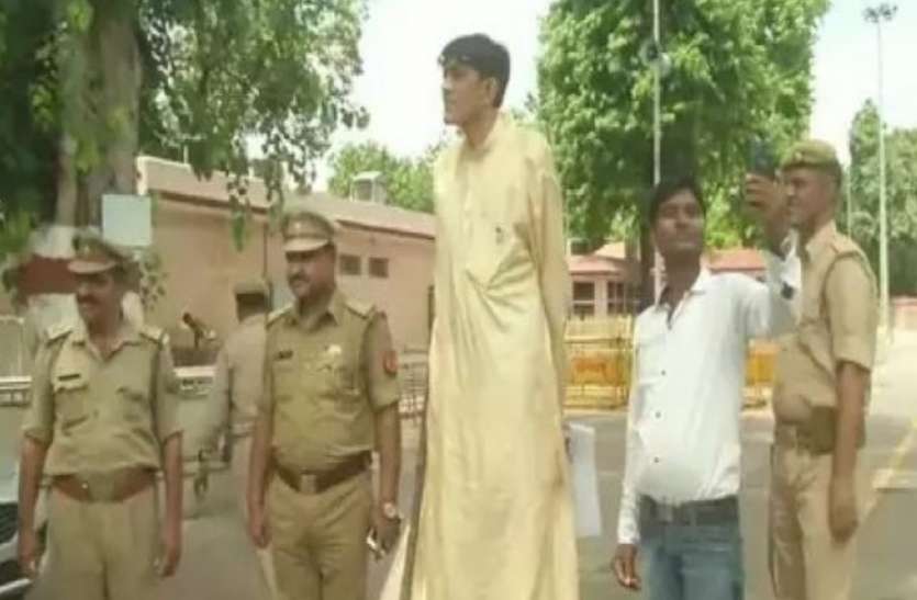 Tallest man of India देश के सबसे लंबे आदमी की सीएम योगी से गुहार, 'हिप' बदलवा दें