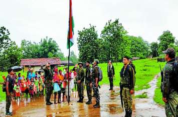 A place in India where Independence Day celebrate first time in bastar पढि़ए एक ऐसी जगह के बारे में जहां 72 सालों में पहली बार लहराया तिरंगा
