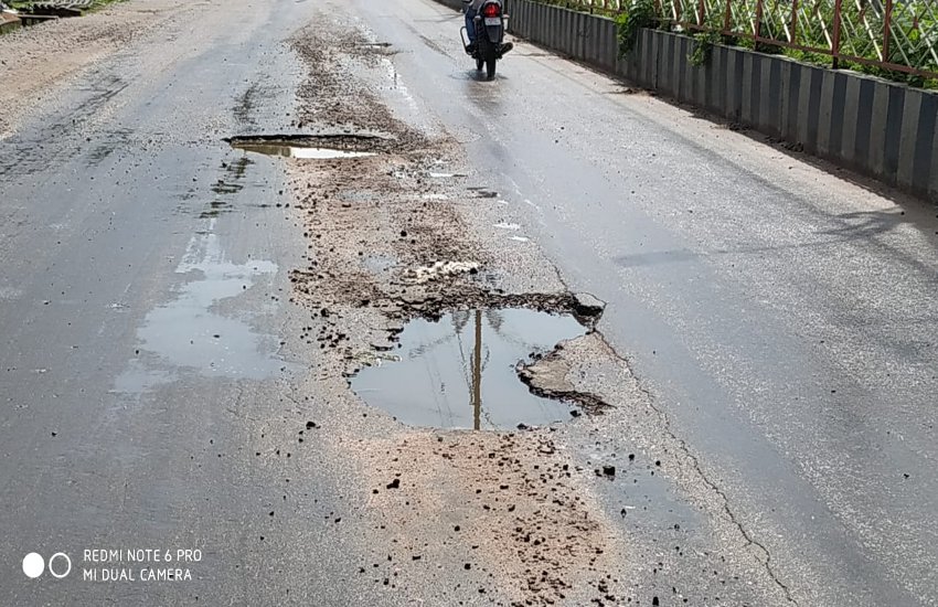 Road uprooted in rain चार साल भी नही चली 4 करोड़ की सड़क