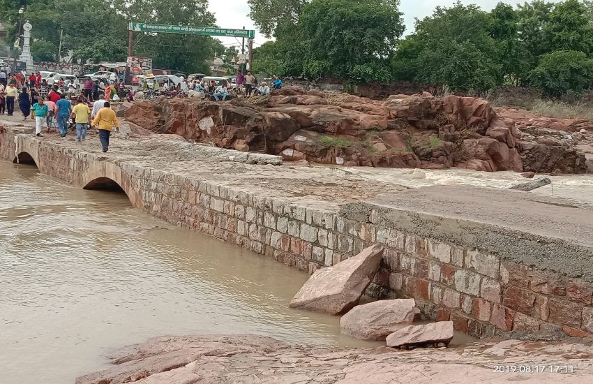 Rain in Bundelkhand दो दिन दहलाने के बाद हद में आई बेतवा, देखने पहुंचे पर्यटक