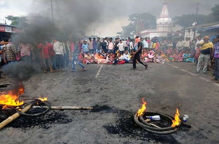 Protest against murder Jhaarkhand news: दूध नहीं देने पर पुलिसकर्मी ने तीन की हत्या की, दो गंभीर घायल