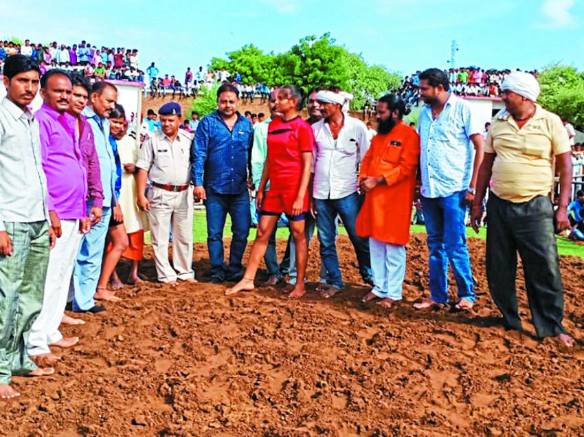 Crowds of people gathered to watch women's riots and shooting महिला दंगल व निशानेबाजी देखने उमड़ी लोगों की भीड़