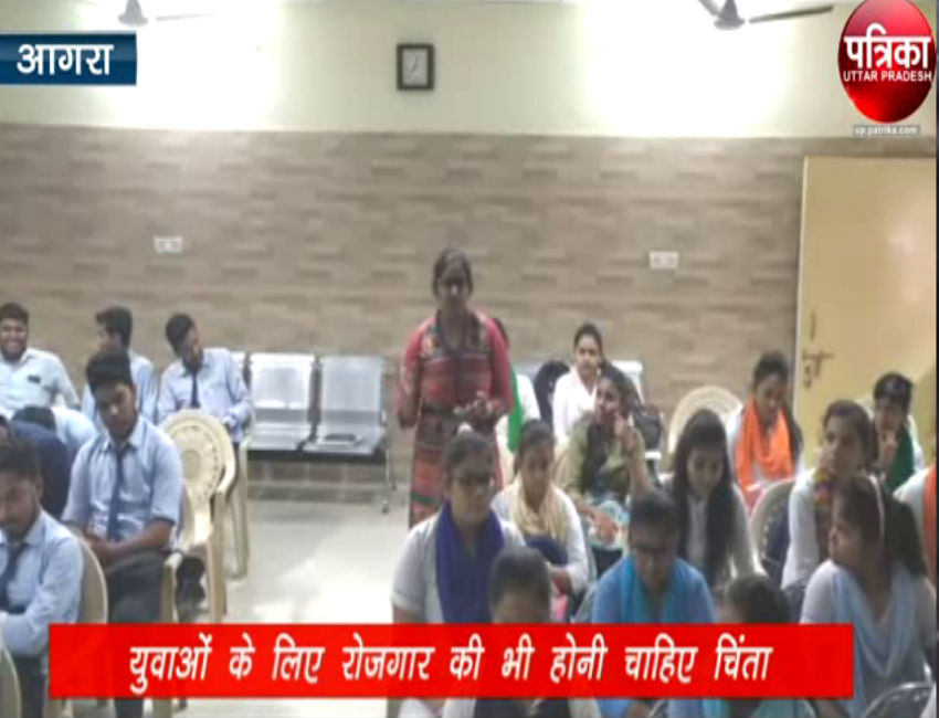 Debate in Seth Padam Chand Institute Khandari Campus प्रभु श्रीराम का मंदिर बनना जरूरी, लेकिन स्टूडेंट्स रोजगार भी चाहते हैं