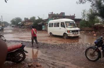 The main road of the city of pond became MLA सरकार के इस विधायक के घर के सामने बनी सड़क तालाब, नहीं करवा पा रहे सुधार, जानिए क्यों