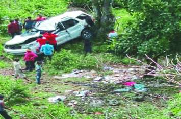 two men dead after tata safari car falls in 60 feet deep pit डरे हुए थे क्यूंकि कार में था गैरकानूनी सामान, किस्मत का फेर ऐसा के जा गिरे 60 फ़ीट नीचे और हो गयी मौत