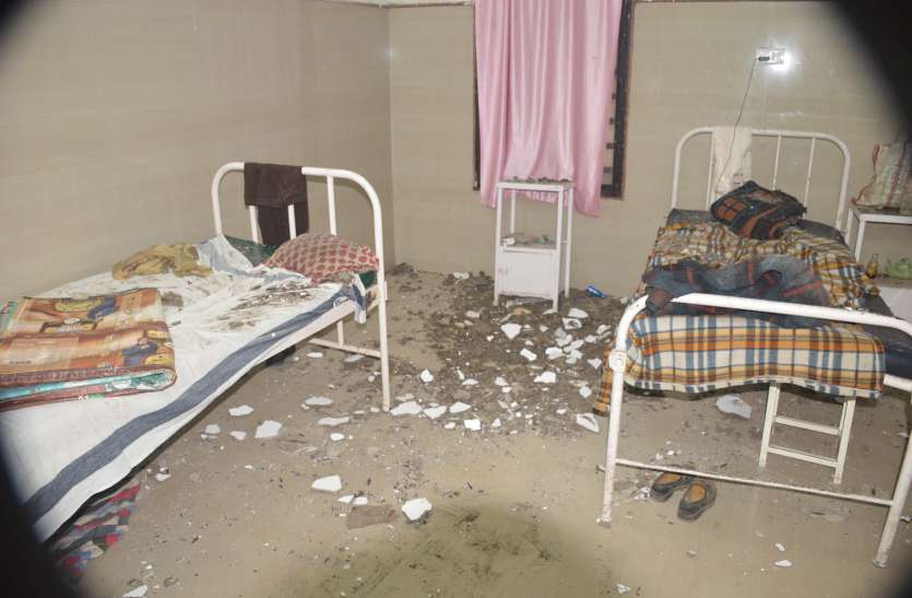 The plaster of four and a half million rupees fell on the patients, th चाढ़े चार करोड़ रुपए का प्लास्टर मरीजों पर गिरा, पहले से पीडि़त मरीजों की और बढ़ गई पीढ़ा
