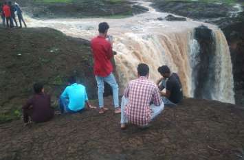 Death hovering at a picnic spot पिकनिक स्पॉट पर मंडरा रही मौत