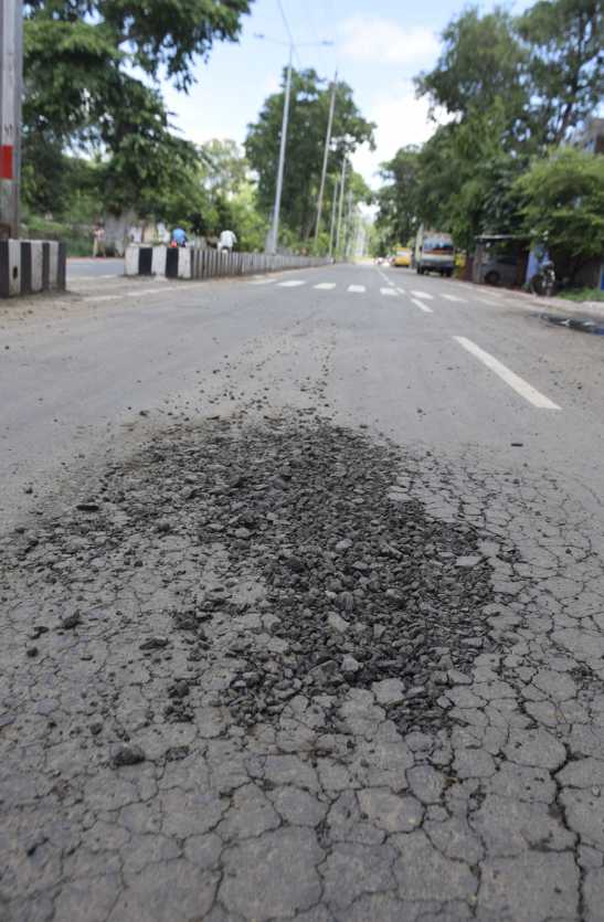Municipality Makaronia आदर्श सड़क की उखड़ गई परतें