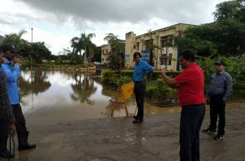 kendriya vidyalaya : tahsildar said water should not be seen in campus kendriya vidyalaya : स्कूल में पानी भरा देख बोले तहसीलदार , परिसर में नहीं दिखना चाहिए पानी
