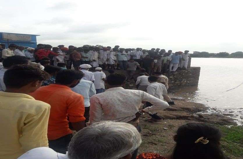 jalore-ahore-heavy rain पानी लेकर लौट रहे युवक का पैर फिसला, तालाब में डूबा