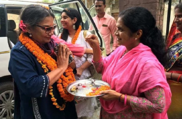 Film actress Shabana azami in His native place of Up azamgarh फिल्म अभिनेत्री शबाना आजमी अपने पैतृक गांव मेजवां पहुंची, हुआ जोरदार स्वागत