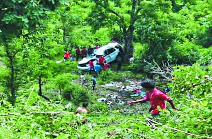road accident शराब से भरी कार डेढ़ सौ फीट गहरे खाई में गिरी, दो युवकों की मौत, कार की बॉडी तोड़कर निकाला शव