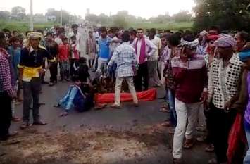 one killed road accident in banswara protest people सडक़ दुर्घटना में बालक की मौत, गुस्साए ग्रामीणों ने किया पथराव, कार में लगाई आग