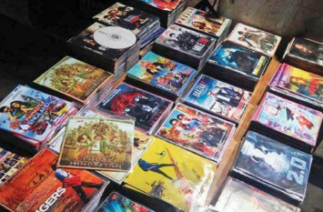 Pakistan Bans Sale of Indian Film CDs आर्टिकल 370 के फैसले से बौखलाई पाकिस्तान सरकार, बॉलीवुड को नुकसान पहुंचाने के लिए उठाया यह कदम