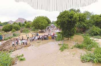 Fast water in Luni River लूनी नदी उफान पर, स्टेट हाइवे पर रोका यातायात, लगी कतारें