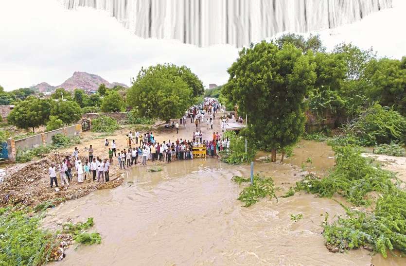 Fast water Luni River लूनी नदी उफान पर, स्टेट हाइवे पर रोका यातायात, लगी कतारें