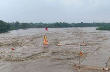 Chambal river transformed hundred of villages shore into island चंबल की चपेट में एक सैकड़ा से ज्यादा गांव, कई गांव से संपर्क टूटा, अलर्ट पर प्रशासन, देखें वीडियो