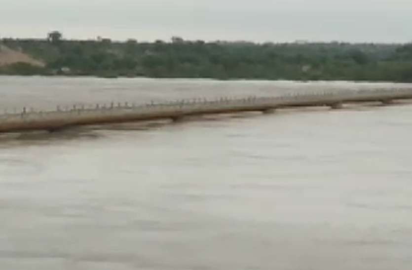 Chambal 23 साल बाद चंबल का रौद्र रूप, टापू में तब्दील हुए कई गांव, खतरे के निशान से 140.50 मीटर तक पहुंचा पानी