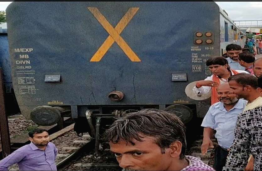 Train accident चलती ट्रेन से अलग हुई पैसेंजर ट्रेन की बोगियां