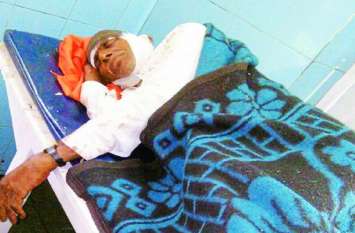 The priest was beaten with sticks पुजारी को चारपाई से बांध लाठियों से पीट-पीटकर किया अधमरा, मरणासन्न समझ भाग गए हमलावर...