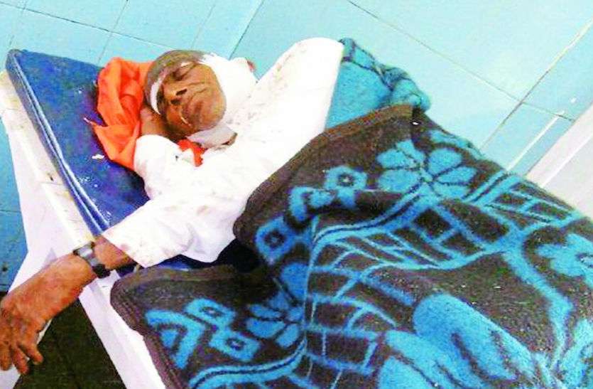 Chechat पुजारी को चारपाई से बांध लाठियों से पीट-पीटकर किया अधमरा, मरणासन्न समझ भाग गए हमलावर...