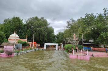 Sardar Sarovar's water started entering villages सरदार सरोवर का पानी गांवों में घुसने लगा