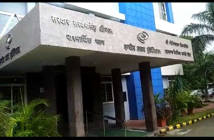Dhar उम्मीद थी कि ठीक हो जाएगी आखें, ऑपरेशन हुआ तो पूरी चली गई रोशनी