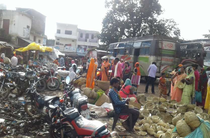 Illegal occupation at Samnapur bus stand समनापुर बस स्टैण्ड में अवैध कब्जा
