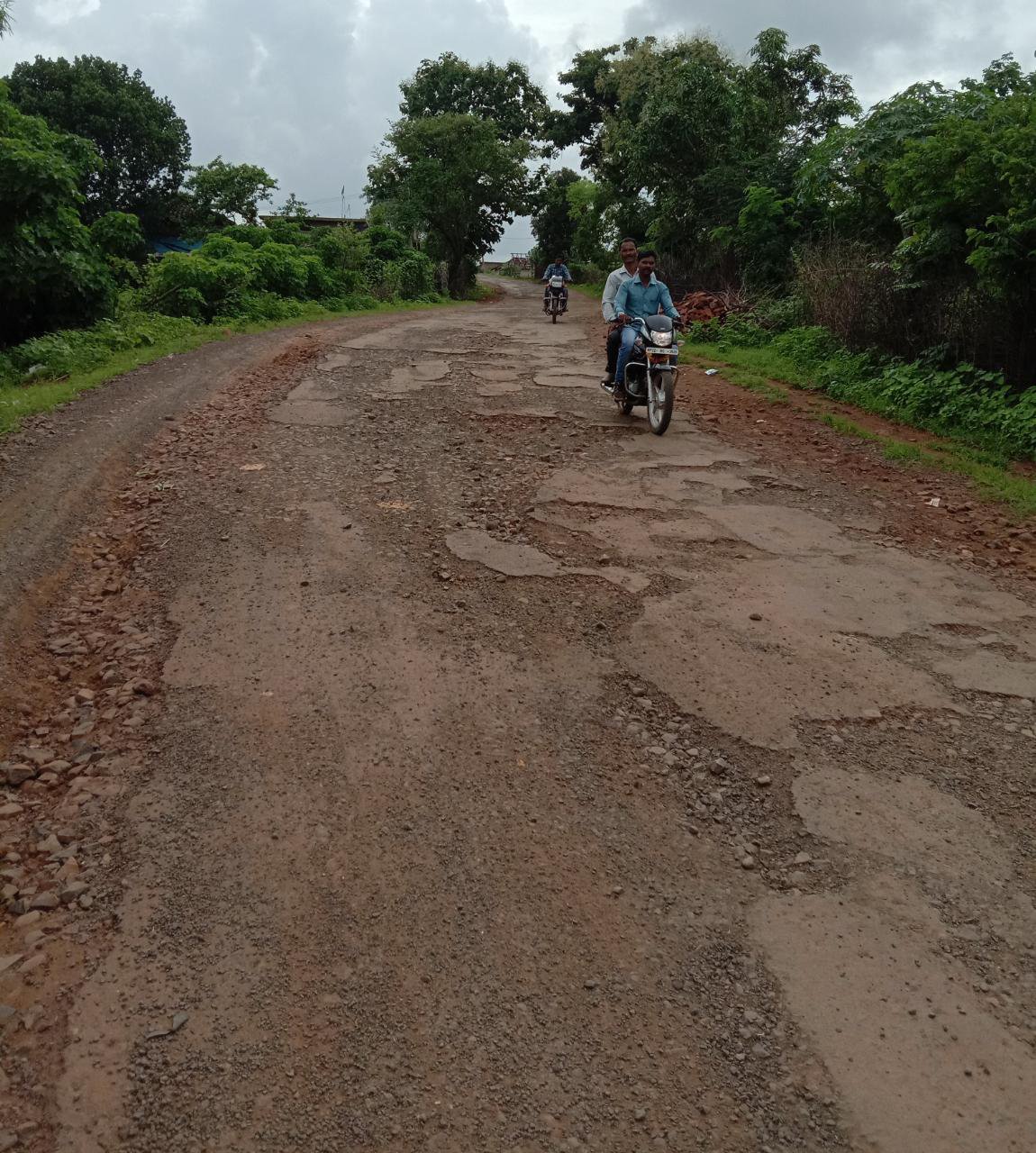 Pit transformed road गड्ढ़े में तबदील सड़क