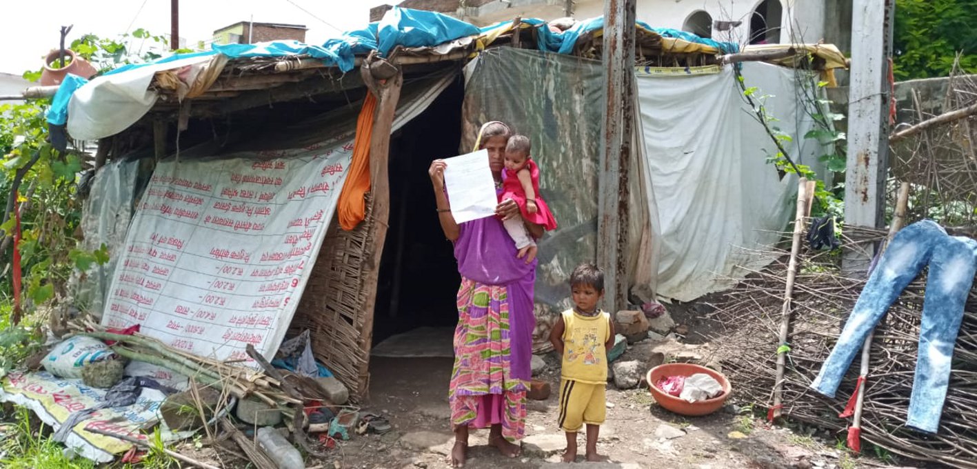 Minister showed generosity, city council desolate hut मंत्री ने दिखाई दरियादिली, नगर परिषद उजाड़ रहा झोपड़ी