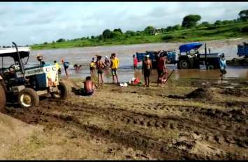 Sand being excavated from rivers putting life at risk जान जोखिम में डाल नदियों से किया जा रहा रेत का उत्खनन