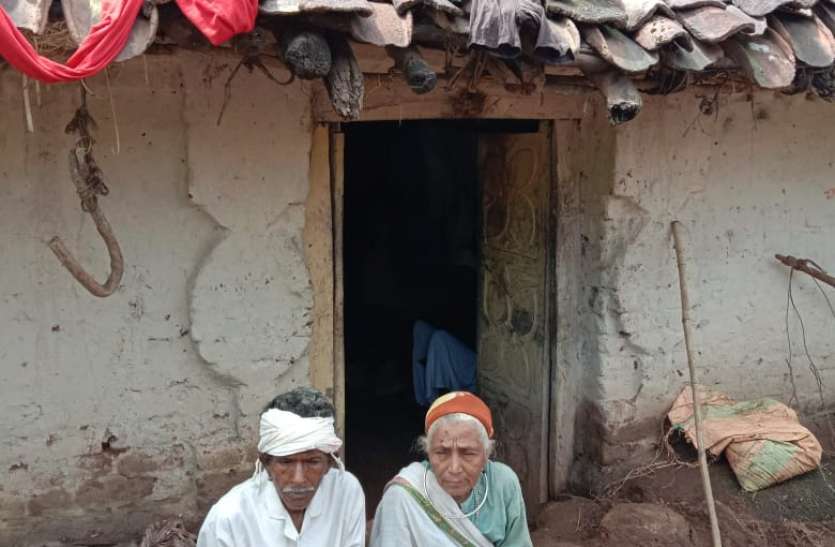 Some camped at school and some camped at relatives कोई स्कूल में तो किसी ने रिश्ततेदारों के यहां जमाया डेरा