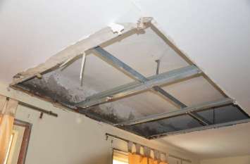 District Hospital damoh जिला अस्पताल में खतरों के बीच इलाज करा रहे मरीज...