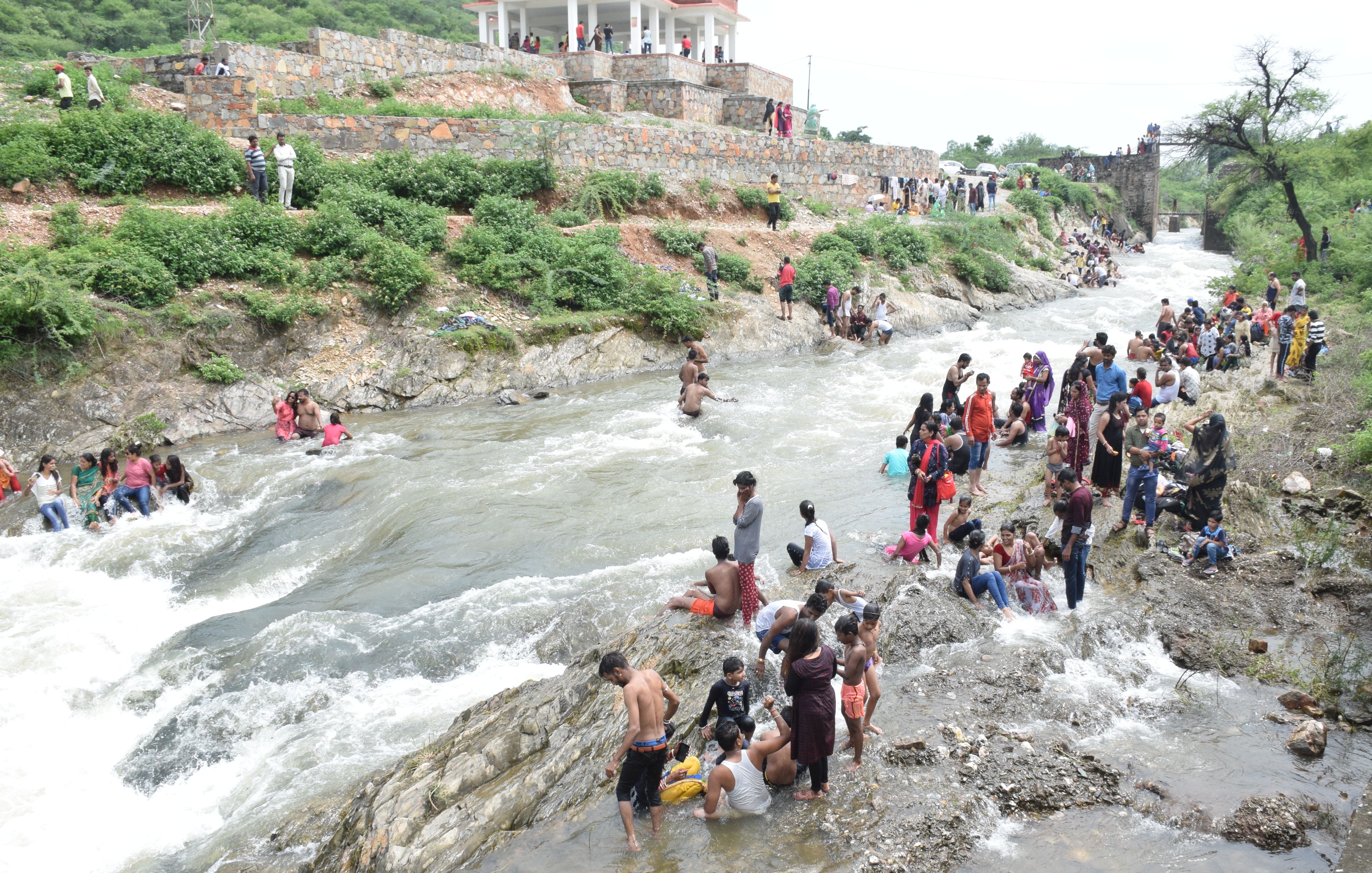 weather udaipur, rajasthan : Rain and Water Gaige in lack बारिश थमी, जलाशयों में पानी की आवक जारी
