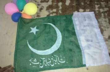 Pakistani flags and balloons found in the farm of Ferozepur district फिरोजपुर जिले के खेत में मिले पाकिस्तानी झंडे व गुब्बारे