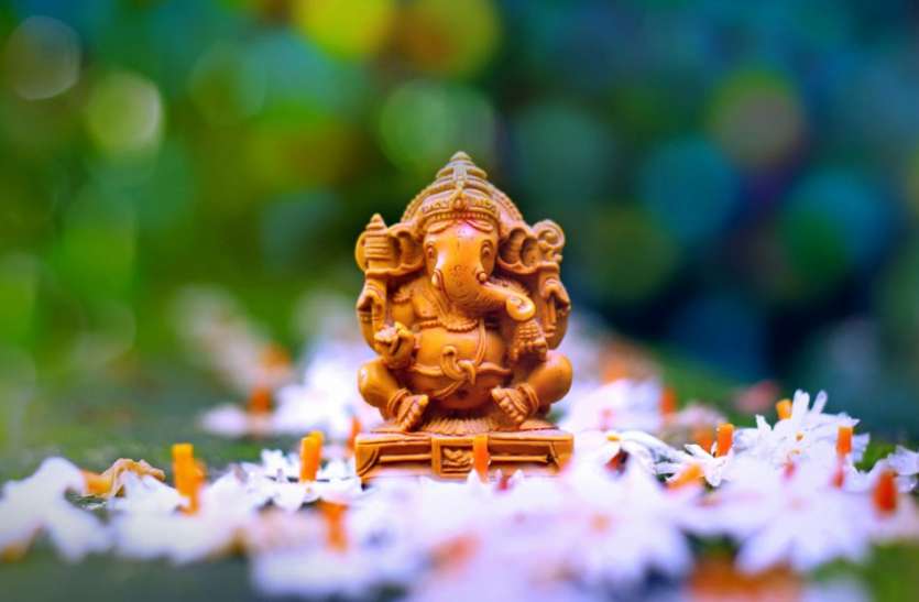sankashti chaturthi 2019 संकष्टी चतुर्थी के दिन पूजा के बाद जरूर करें इस मंत्र का जप, संतान सुख में होगी वृद्धि