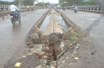 careful Take off over bridge सावधान! संभलकर निकलें ओवर ब्रिज से