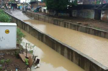 Water in the underbridge, four kilometers round अंडरब्रिज में पानी, चार किलोमीटर का चक्कर