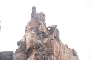 rock sliding on houses jodhpur तस्वीरों में देखिये इन मकानों पर लटक रहा खतरा