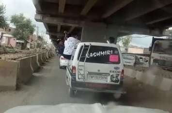 Car riders perform deadly stunts on highway for Tik Tok video TikTok वीडियो बनाने के लिए हाईवे पर युवकों किया ऐसा जानलेवा स्टंट, देखने वालों के छूटे पसीने, देखें Video