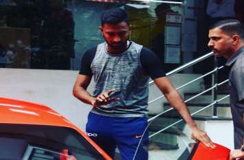 Hardik and Krunal Pandya ride on lamborghini in mumbai पांड्या बंधुओं ने खरीदी करोड़ों की कार, कोहली और धोनी के पास भी नहीं है इतनी महंगी गाड़ी