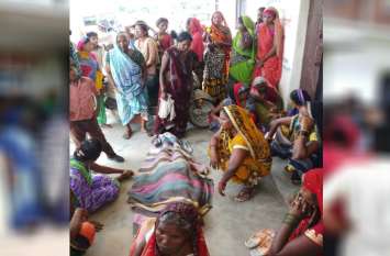 Uproar in Over Maternal Death Family Due to Doctor Negligence धन उगाही के चक्कर में गयी प्रसूता की जान, बचने के लिये डेडबॉडी को जिंदा बताकर कर दिया रेफर, परिजनों ने किया हंगामा