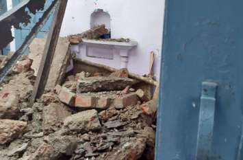 House collapses due to continuous rain लगातार बारिश के चलते गिर गया मकान, मच गई अफरा तफरी