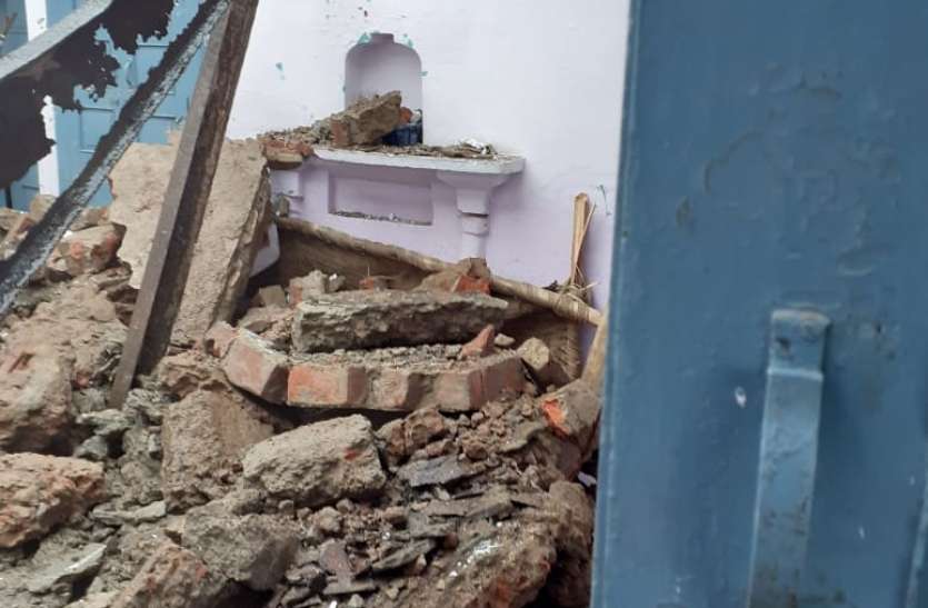 House collapses लगातार बारिश के चलते गिर गया मकान, मच गई अफरा तफरी