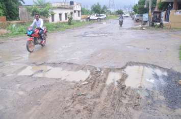 The rains spoiled the road, making it difficult to walk on the damaged बारिश ने बिगाड़ी राह, क्षतिग्रस्त सड़कों पर चलना हुआ दूभर